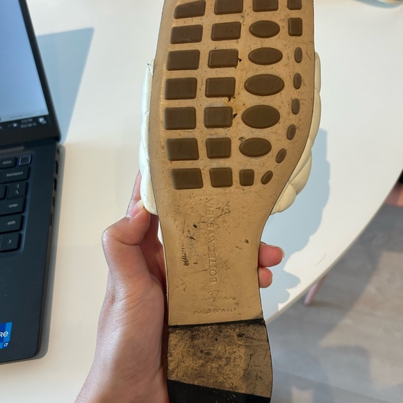 Bottega Veneta Authentic slipper in off white. Retail Price is 1200$ - Picture 9 of 9